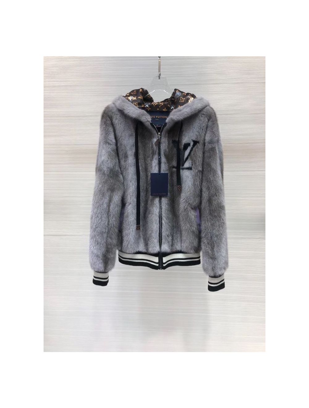 Faux fur jacket Louis Vuitton Grey size M International in Faux fur -  26205121
